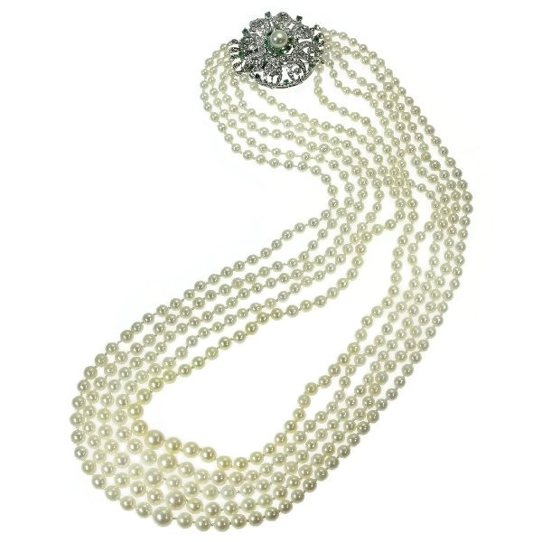 Five string pearl necklace with white gold closure with diamonds and emeralds
